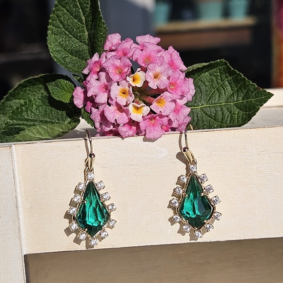 Kendra Scott Juniper Earrings in Clear Emerald and Gold - Picture 7 of 8